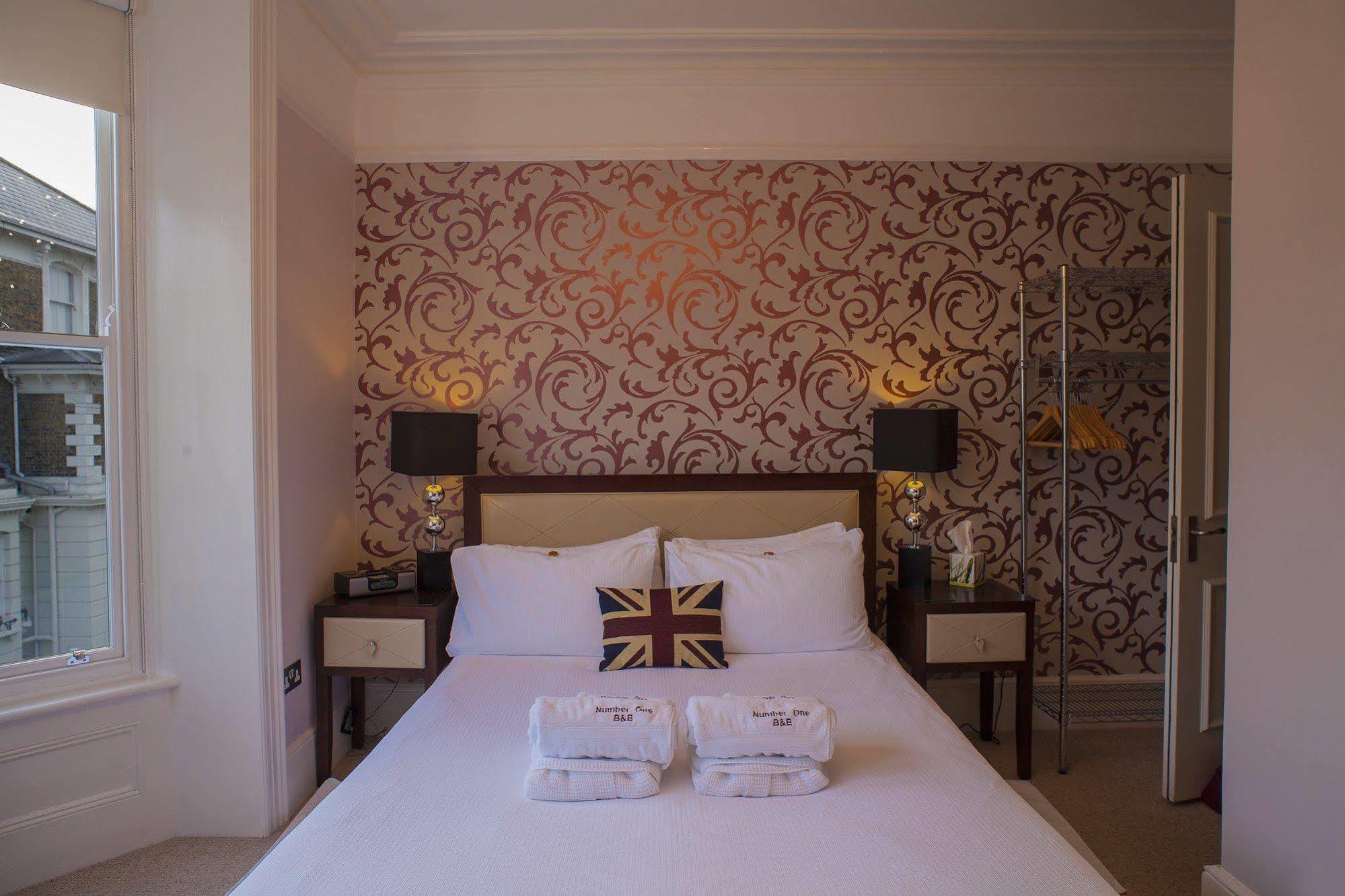 Number One B&B Дийл Екстериор снимка